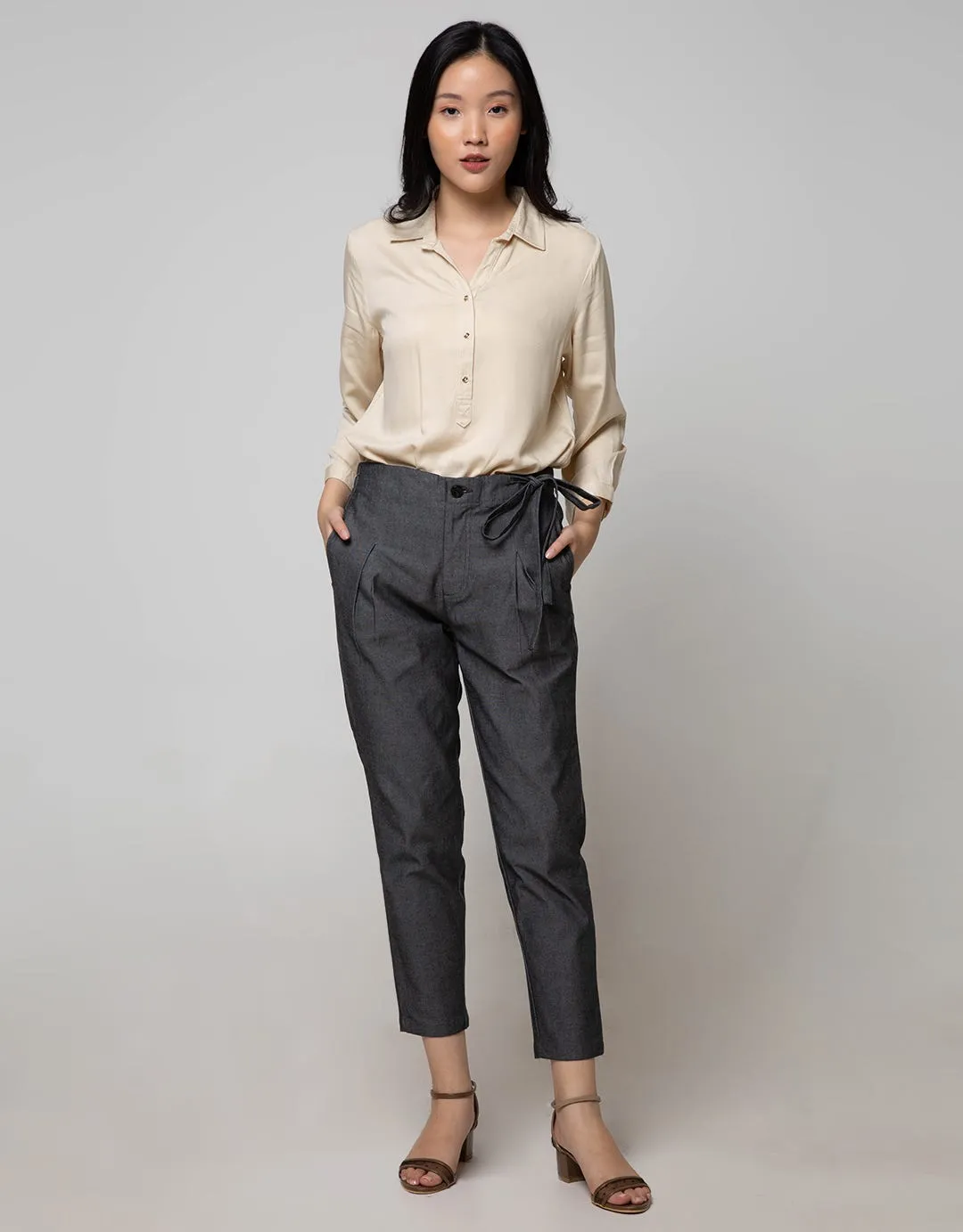Details Capri Pants Tapppered With Tie Knot On Side